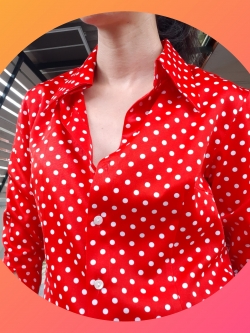 เสื้อเชิ้ตสีแดงแขน 3 ส่วนลายจุด