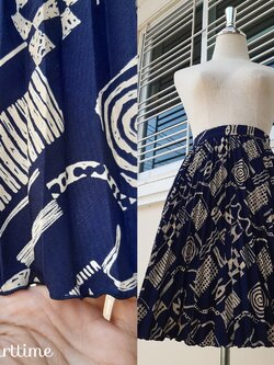 กระโปรงพลีทสั้นสีน้ำเงินเข้มลายกราฟฟิค