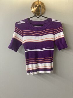 G 210043 เสื้อคร็อบเอวลอลายขวางม่วงขาว ราคาเช่า 30 บาท ต่อ 1 วัน