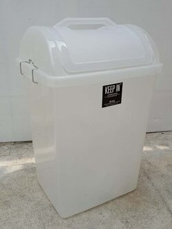 ถังขยะพลาสติกใส ทรงเหลี่ยม ฝาแกว่ง 40 ลิตร