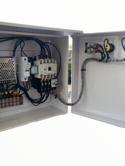 ตู้ควบคุมปั๊มน้ำ 2 HP 1เฟส 220 v ใช้กับลูกลอยไฟฟ้า 24Vdc ตู้พลาสติก