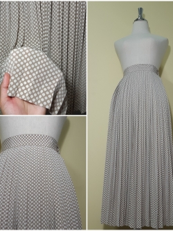 กระโปรงพลีทยาวลายจุด