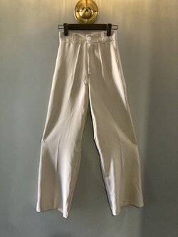 G 220658 กางเกงขายาวสีครีม ราคาเช่า 30 บาท ต่อ 1 วัน