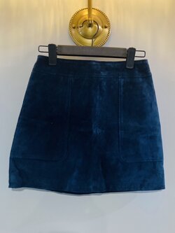 G 220222 กระโปรงสั้นหนังกลับสีน้ำเงิน H&M ราคาเช่า 35 บาท ต่อ 1 วัน