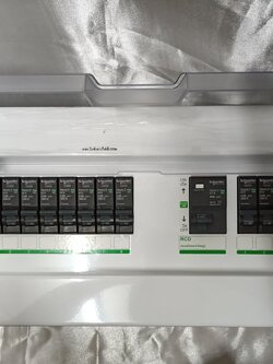 Schneider S9HCL18X8R63 ตู้คอนซูมเมอร์ยูนิตสแควร์ บัสบาร์แยก พร้อมเมนกันดูด (8+8 ช่อง กันดูด 63A) Consumer Unit SPIT แบบปลั๊กออนสำหรับไฟ 1 เฟส 2 สาย 240 โวลท์