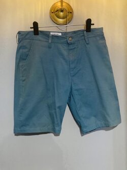 G 210063 กางเกงขาสั้นสีเขียว Louis ราคาเช่า 30 บาท ต่อ 1 วัน