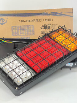 ไฟท้าย มีตระแกรงกันหิน 3 ตอน 60LED 12V และ 24V รุ่นพิเศษเฟรมเหล็กหนา แข็งแรง