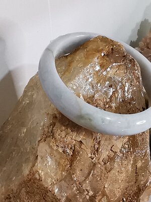 White Green Bangle กำไลหยกเจไดต์ Diameter/ เส้นผ่านศูนย์กลางด้านใน 63 mm.