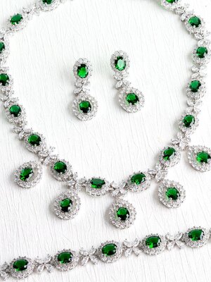 EMERALD 18K WHITE GOLD NECKLACE EARRING BRACELETS สร้อยคอ ต่างหู สร้อยข้อมือ มรกต ล้อมเพชร ทอง 18K Pre-order