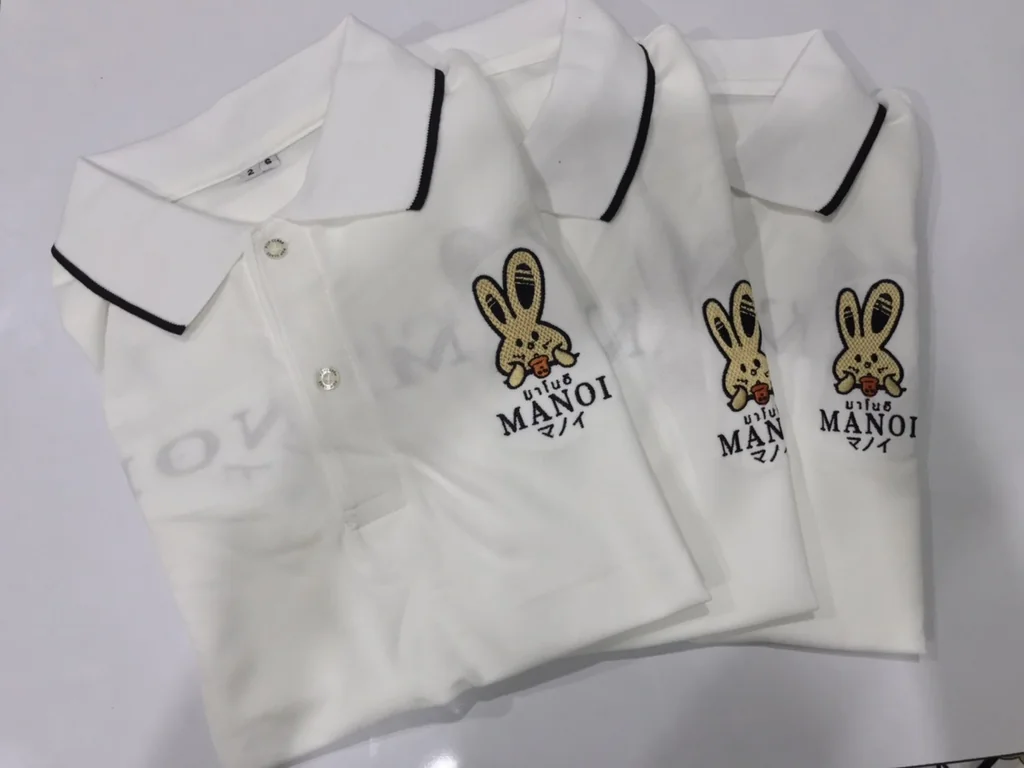 โปรโมชั่น เสื้อ POLO Manoi (งานปักหน้า-หลัง) ซื้อ 3 ตัว ราคาปกติ 1,170 บาท ลดเหลือ 1,050 บาท