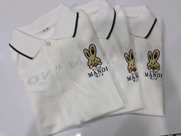 โปรโมชั่น เสื้อ POLO Manoi (งานปักหน้า-หลัง) ซื้อ 3 ตัว ราคาปกติ 1,170 บาท ลดเหลือ 1,050 บาท image 1